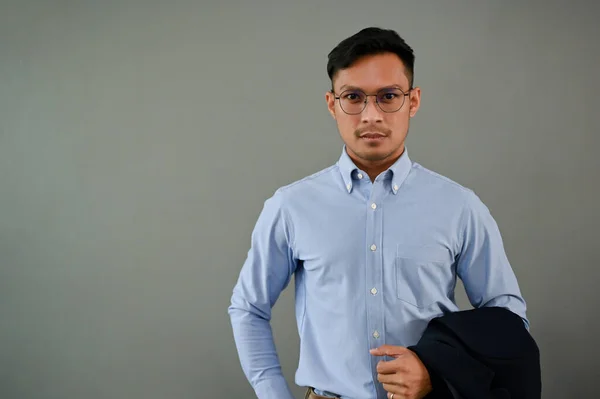 Profesional Serio Millennial Asiático Empresario Jefe Masculino Sosteniendo Traje Pie —  Fotos de Stock