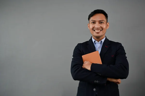 Lächelnder Asiatischer Geschäftsmann Formellen Business Anzug Mit Buch Steht Auf — Stockfoto