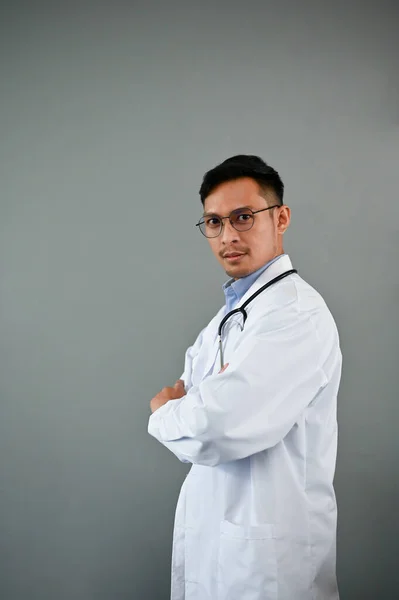 Professionell Och Bestämd Tusenårig Asiatisk Manlig Läkare Vit Klänning Med — Stockfoto