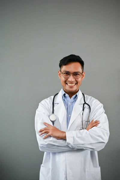Snygg Och Vänlig Tusenårig Asiatisk Manlig Läkare Vit Klänning Med — Stockfoto