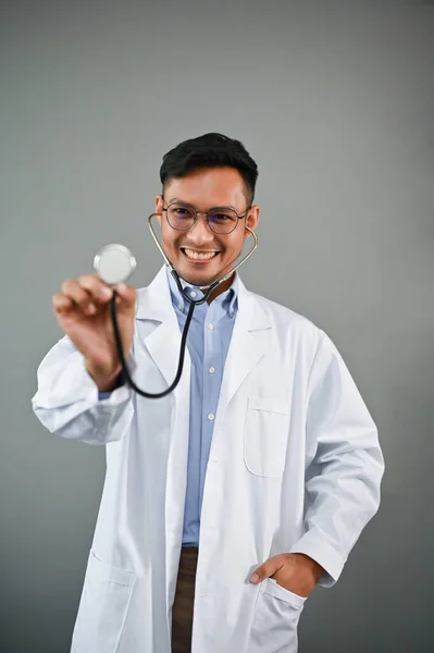 Sorrindo Milenar Asiático Médico Masculino Vestido Branco Segurando Estetoscópio Sobre — Fotografia de Stock