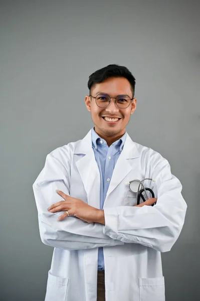 Χαμογελώντας Χιλιετή Ασιατικό Αρσενικό Γιατρό Ένα Λευκό Φόρεμα Στηθοσκόπιο Στέκεται — Φωτογραφία Αρχείου