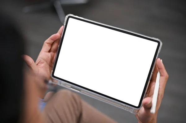 Imagen Cerca Hombre Asiático Usando Tableta Digital Una Habitación Tableta —  Fotos de Stock