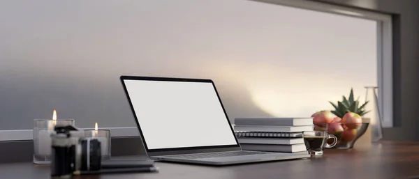 Крупным Планом Изображение Ноутбука Белый Экран Макет Чашка Кофе Чашка — стоковое фото