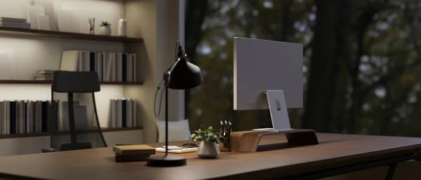 现代私人办公室或家庭办公室在夜间与计算机 台灯和配件放在桌子上 3D渲染 3D说明 — 图库照片