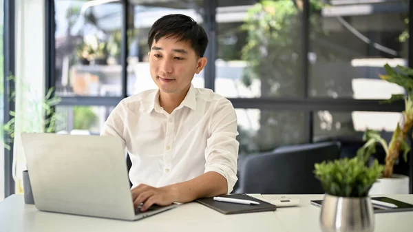 Feliz Millennial Asiático Empresario Centra Proyecto Ordenador Portátil Trabajando Oficina — Foto de Stock