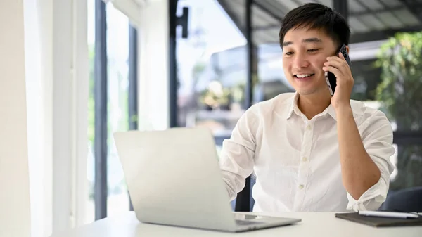 Feliz Inteligente Millennial Asiático Empresario Sienta Escritorio Tener Una Buena — Foto de Stock