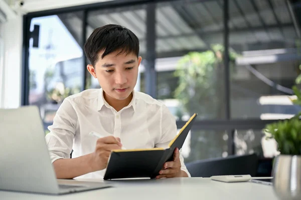 Hombre Negocios Asiático Adulto Profesional Tomando Notas Libro Planificación Mientras — Foto de Stock