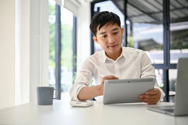 전문적 밀레니엄 아시아 사업가가 태블릿을 사용하고 사무실에서 일하고 있습니다 사업가들 — 스톡 사진