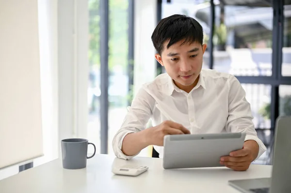 Inteligente Profesional Millennial Asiático Empresario Jefe Masculino Usando Tableta Trabajando — Foto de Stock