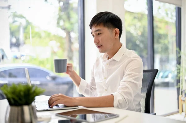 밀레니엄 아시아 사업가나 셔츠를 보스는 노트북 컴퓨터를 사용하고 사무실에서 책상에서 — 스톡 사진