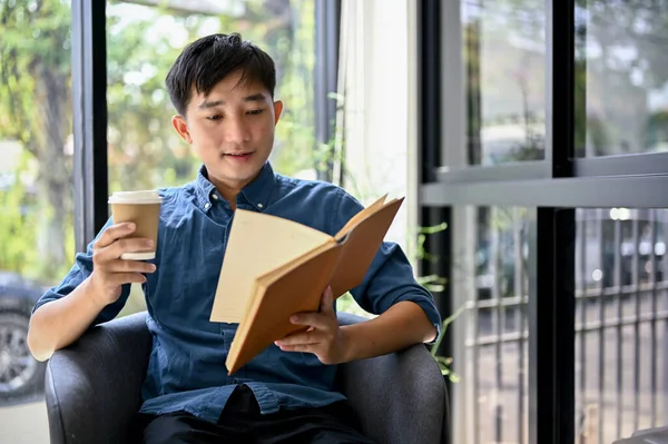Heureux Homme Asiatique Millénaire Profiter Avec Son Café Lire Livre — Photo