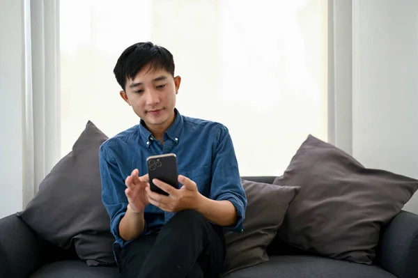 Guapo Feliz Hombre Asiático Milenario Ropa Casual Usando Teléfono Inteligente — Foto de Stock