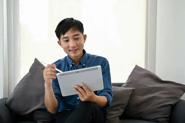 Ein Glücklicher Asiatischer Millennial Mann Nutzt Sein Digitales Tablet Auf — Stockfoto