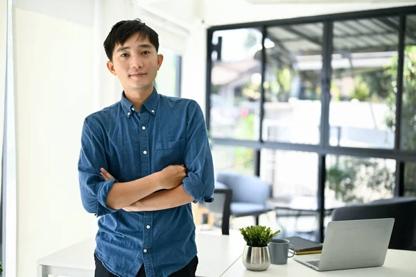 Inteligente Feliz Millennial Asiático Oficinista Masculino Programador Ropa Casual Para — Foto de Stock