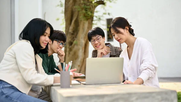 Skupina Šťastných Asijských Vysokoškoláků Dívá Obrazovku Notebooku Diskutuje Pracuje Svém — Stock fotografie