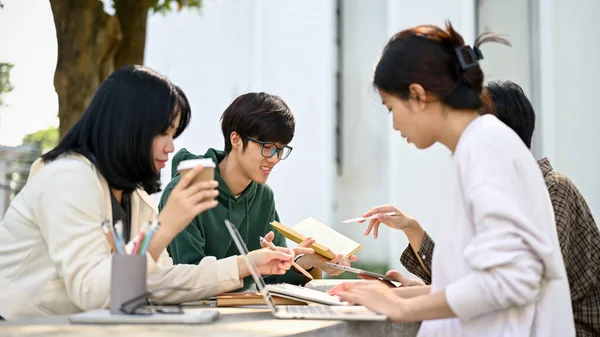 Imagem Grupo Jovens Estudantes Universitários Ensinando Preparando Para Exame Parque — Fotografia de Stock