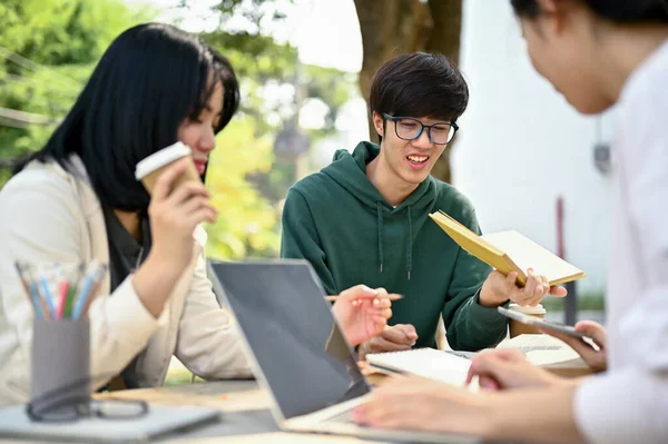 聪明而胆小的年轻亚洲男大学生给他的朋友们教数学 准备在校园公园一起参加考试 — 图库照片