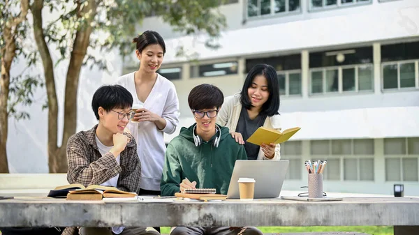 Grupo Jóvenes Estudiantes Universitarios Asiáticos Felices Alegres Están Haciendo Una —  Fotos de Stock