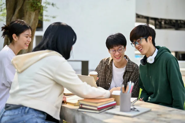 Grupo Jovens Estudantes Asiáticos Alegres Gostam Falar Enquanto Ensinam Matemática — Fotografia de Stock