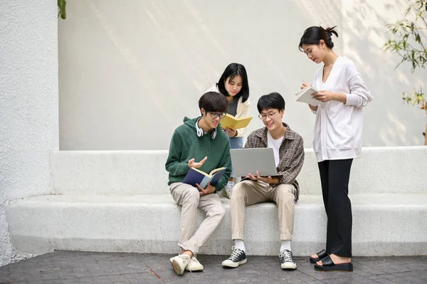 Gruppo Studenti Universitari Asiatici Discutere Brainstorming Lavorare Sul Loro Progetto — Foto Stock