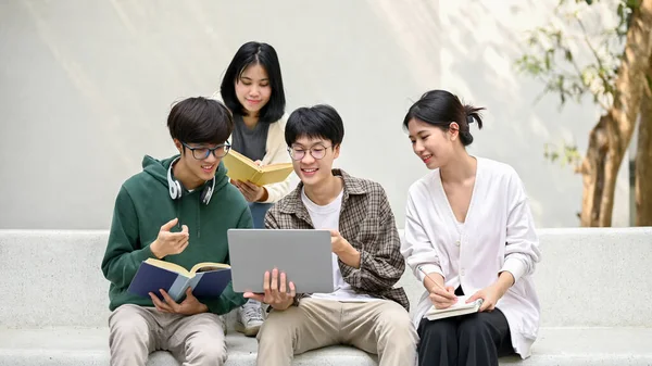 Grupo Jóvenes Estudiantes Universitarios Asiáticos Felices Sentados Banco Mirando Pantalla —  Fotos de Stock