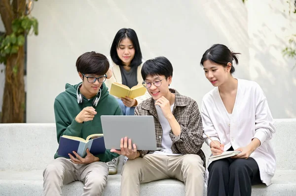 一组亚洲大学生在一起观看笔记本电脑屏幕 讨论他们在校园休闲区的项目 并集思广益 — 图库照片