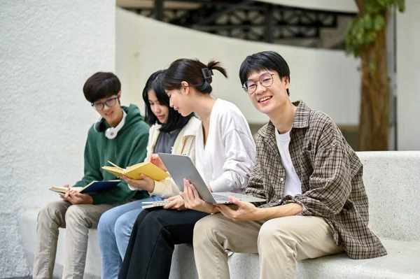 순진하고 아시아인 대학생 평상복 안경을 착용하고 노트북 컴퓨터와 캠퍼스 휴게실 — 스톡 사진