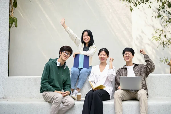 행복하고 동양인 대학생들 캠퍼스 휴게실 벤치에 — 스톡 사진