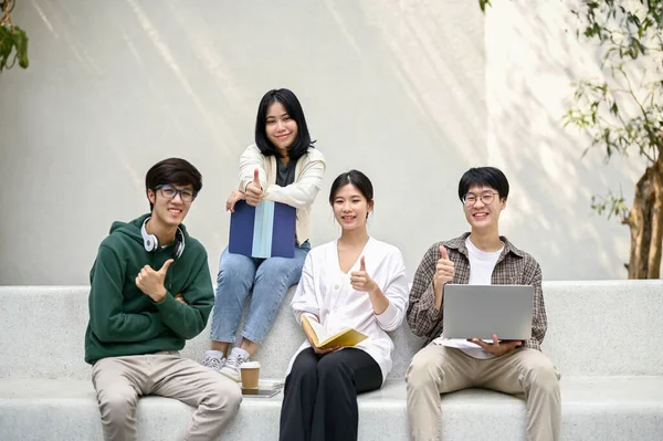 Зображення Щасливих Азійських Студентів Коледжів Які Разом Сиділи Лавці Кампусі — стокове фото