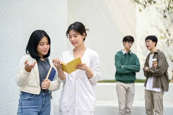Двоє Чарівних Студентів Азіатського Коледжу Обговорюють Історію Книжці Стоячи Будівлі — стокове фото