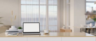 Boş dizüstü bilgisayarı olan ahşap bir masa ve güzel beyaz bir oturma odasında aksesuarlar. Görüntüyü yaklaştır. 3d görüntüleme, 3d illüstrasyon