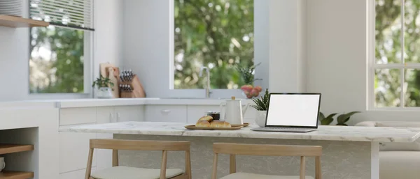 Modern Bir Mutfak Adasında Dizüstü Bilgisayar Modeli Modern Beyaz Bir — Stok fotoğraf