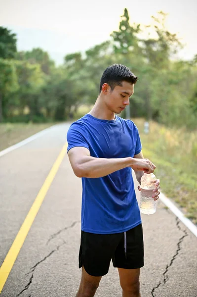 Retrato Hombre Asiático Guapo Ropa Deportiva Con Una Botella Agua — Foto de Stock