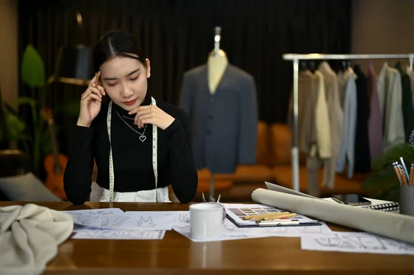 Focado Millennial Asiático Designer Moda Feminina Alfaiate Trabalhando Sua Nova — Fotografia de Stock