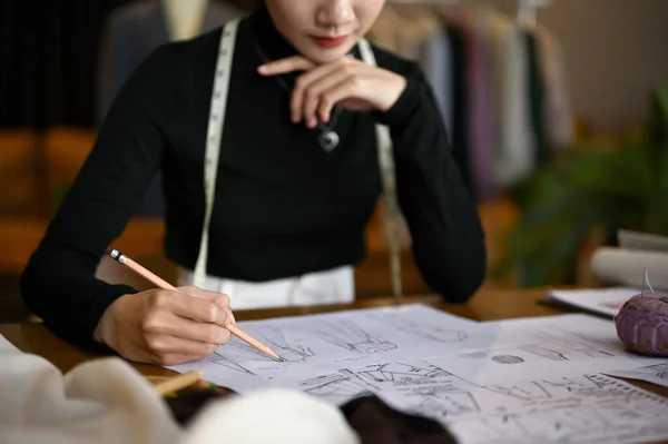 Крупный План Профессионального Азиатского Дизайнера Женской Одежды Портного Рисунка Создание — стоковое фото