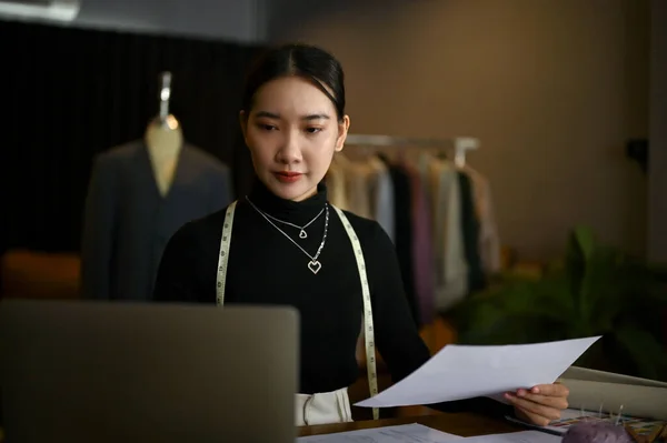 Focado Profissional Millennial Asiático Designer Moda Feminina Alfaiate Usando Laptop — Fotografia de Stock