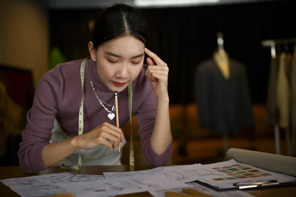 Профессиональный Азиатский Дизайнер Женской Одежды Портной Фокусируется Дизайне Своих Новых — стоковое фото