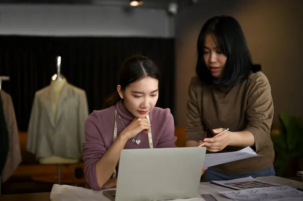 Focado Profissional Millennial Asiático Costureira Designer Moda Usando Seu Computador — Fotografia de Stock