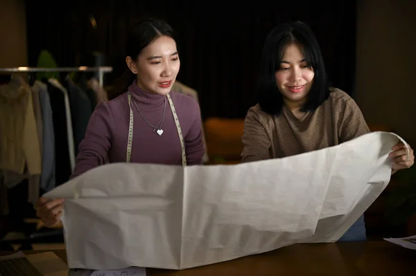 Két Ázsiai Női Divattervező Tárgyal Ellenőrzik Szövet Minőségét Kollekciójukhoz Együtt — Stock Fotó