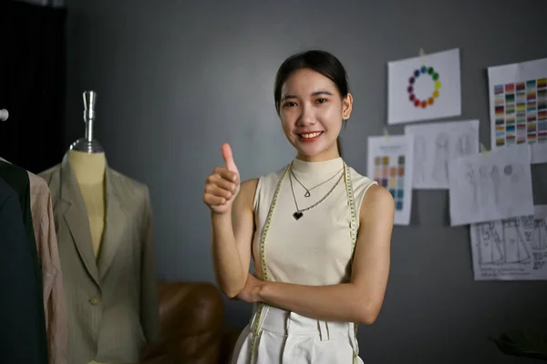 Retrato Confiante Atraente Millennial Asiático Designer Moda Feminina Costureira Fica — Fotografia de Stock