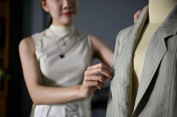 在她的工作室里 一个专业的亚洲女装制造商或时装设计师在一个带测量带的模特身上测量图案的特写形象 — 图库照片