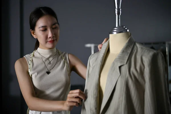 Bonita Profissional Jovem Asiático Moda Feminina Designer Costureira Verificando Seu — Fotografia de Stock