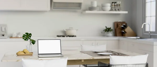 在现代的白色厨房里 一台笔记本电脑的白色屏幕在餐桌上模拟 家庭工作空间的概念 3D渲染 3D说明 — 图库照片