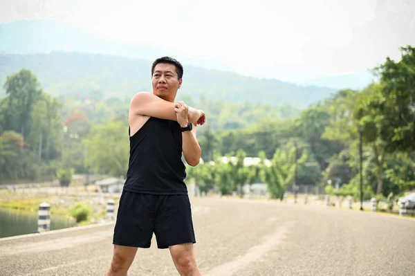 Дорослий Азіатський Чоловік Спортивному Лаві Розігріває Своє Тіло Перед Тренуванням — стокове фото