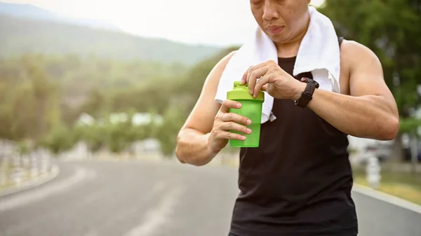 Gesneden Beeld Bezweet Dorstig Volwassen Aziatische Man Sportkleding Drinkt Water — Stockfoto