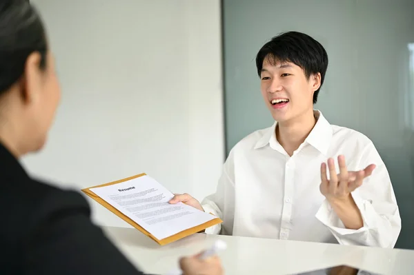 Knappe Slimme Jonge Aziatische Mannelijke Kandidaat Vertellen Zijn Carrière Ervaringen — Stockfoto