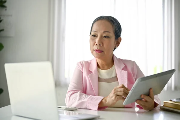Konzentrierte Und Professionelle Asiatische Geschäftsfrau Oder Führungskraft Mit Laptop Und — Stockfoto