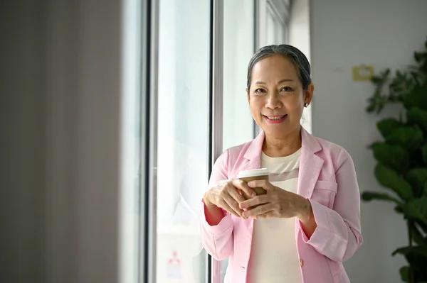Atraktivní Usměvavý Senior Asijské Podnikatelka Nebo Žena Výkonný Manažer Stojí — Stock fotografie