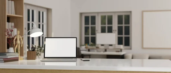 ノートパソコンの白い画面のモックアップ 文房具 テーブルランプのクローズアップ画像 最小限の白いリビングルームの白いテーブルの上にスペースをコピーします 3Dレンダリング 3Dイラスト — ストック写真